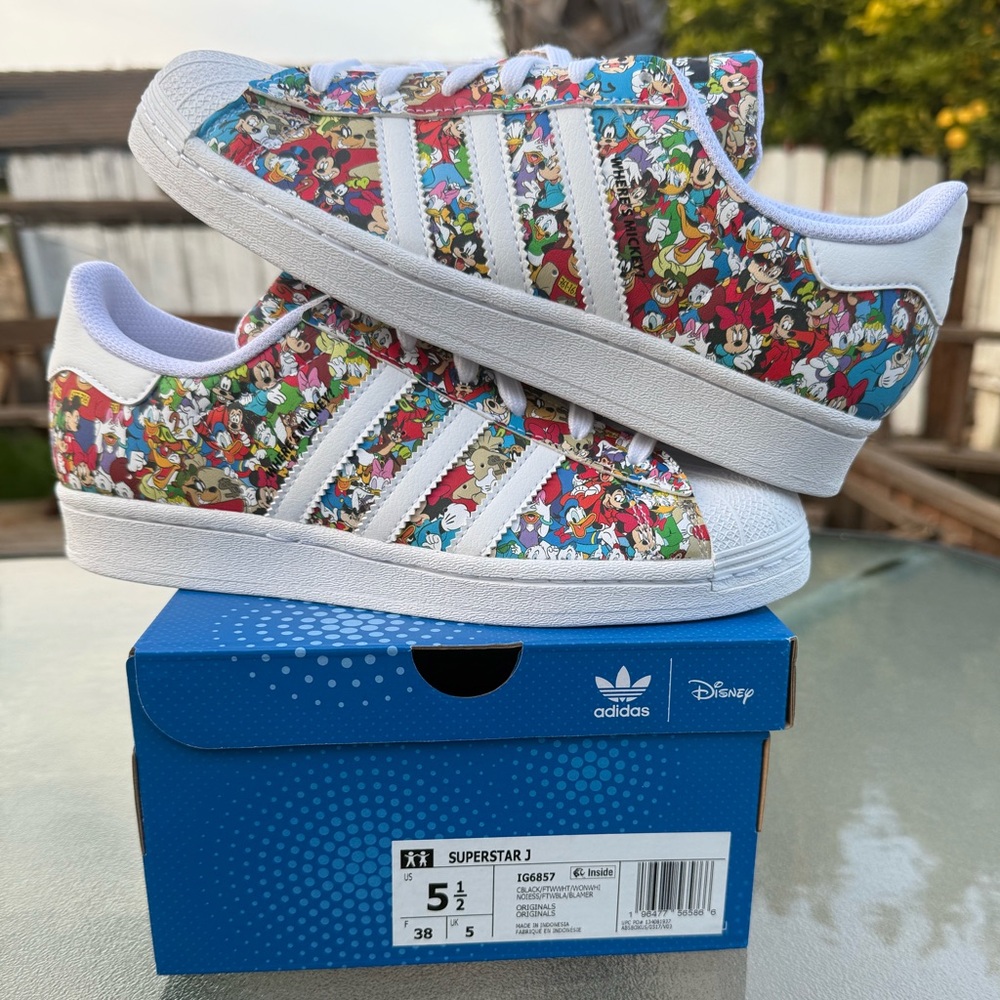 Adidas Disney ‘Where’s Mickey?’ Size 5.5Y/7WMNS